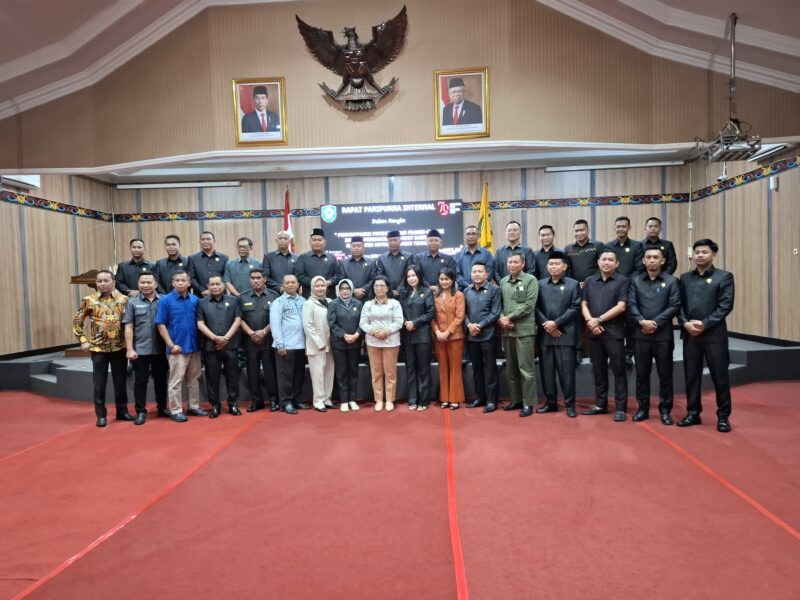 FOTO: Anggota DPRD Kotim Berfoto bersama di ruang rapat paripurna. (IST) 