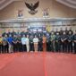 FOTO: Anggota DPRD Kotim Berfoto bersama di ruang rapat paripurna. (IST) 