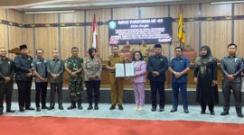 FOTO: Ketua DPRD Kotim Rinie Anderson foto bersama dengan Sekda Kotim