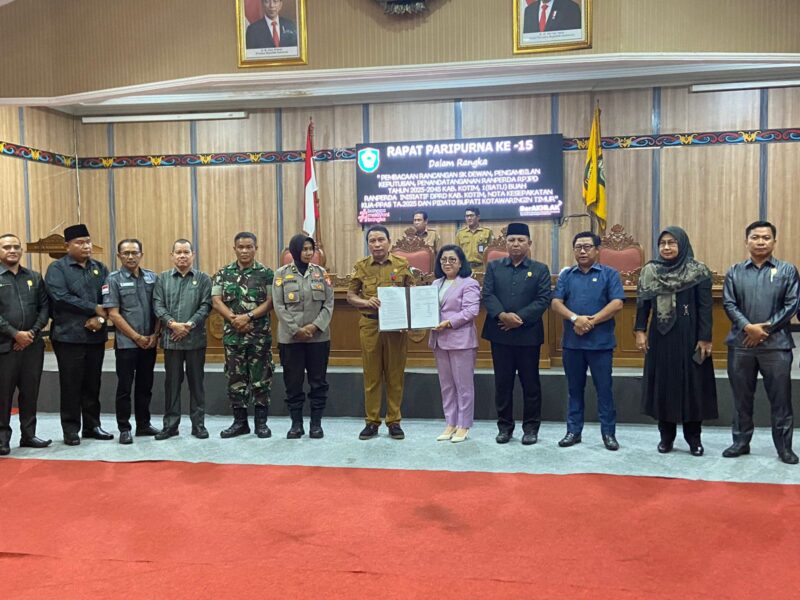 FOTO: Ketua DPRD Kotim Rinie Anderson foto bersama dengan Sekda Kotim