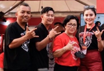 Ketua DPRD Kotim Rinie Anderson (berbaju merah) memberikan dukungan dan motivasi bagi atlet Kotim di ajang PON nanti