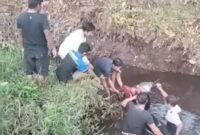 FOTO: Pengendara motor tercebur ke dalam sungai kecil, Kecamatan Seranau, Kabupaten Kotawaringin Timur (Kotim), Senin (2/9). IST