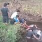 FOTO: Pengendara motor tercebur ke dalam sungai kecil, Kecamatan Seranau, Kabupaten Kotawaringin Timur (Kotim), Senin (2/9). IST
