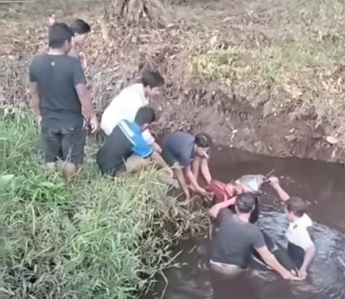 FOTO: Pengendara motor tercebur ke dalam sungai kecil, Kecamatan Seranau, Kabupaten Kotawaringin Timur (Kotim), Senin (2/9). IST