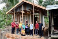 Kunjungan Wakil Bupati Irawati dalam menindak lanjuti laporan masyarakat mengenai kebutuhan rumah layak huni bagi warga tidak mampu. Bersama Kepala Dinas Sosial Kotawaringin Timur, Hawianan, meninjau lokasi RST di Jalan Masuk Pos TNI AL. Program ini bertujuan untuk menyediakan tempat tinggal layak dan meningkatkan kesejahteraan sosial di wilayah tersebut.
