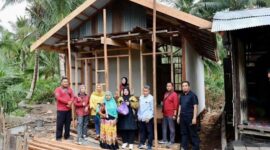 Kunjungan Wakil Bupati Irawati dalam menindak lanjuti laporan masyarakat mengenai kebutuhan rumah layak huni bagi warga tidak mampu. Bersama Kepala Dinas Sosial Kotawaringin Timur, Hawianan, meninjau lokasi RST di Jalan Masuk Pos TNI AL. Program ini bertujuan untuk menyediakan tempat tinggal layak dan meningkatkan kesejahteraan sosial di wilayah tersebut.
