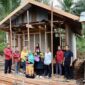 Kunjungan Wakil Bupati Irawati dalam menindak lanjuti laporan masyarakat mengenai kebutuhan rumah layak huni bagi warga tidak mampu. Bersama Kepala Dinas Sosial Kotawaringin Timur, Hawianan, meninjau lokasi RST di Jalan Masuk Pos TNI AL. Program ini bertujuan untuk menyediakan tempat tinggal layak dan meningkatkan kesejahteraan sosial di wilayah tersebut.
