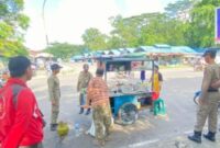Satpol PP Pemkab Kotim saat menertibkan penjual gorengan kaki lima di Taman Kota Sampit