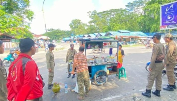 Satpol PP Pemkab Kotim saat menertibkan penjual gorengan kaki lima di Taman Kota Sampit