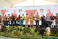 Gubernur Kalteng H Sugianto Sabran bersama Wagub Kalteng H Edy Pratowo memukul katambung tanda dibukanya Gebyar UMKM. (FOTO: IST)