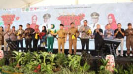 Gubernur Kalteng H Sugianto Sabran bersama Wagub Kalteng H Edy Pratowo memukul katambung tanda dibukanya Gebyar UMKM. (FOTO: IST)