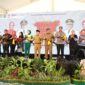 Gubernur Kalteng H Sugianto Sabran bersama Wagub Kalteng H Edy Pratowo memukul katambung tanda dibukanya Gebyar UMKM. (FOTO: IST)