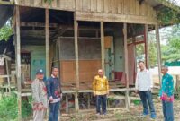 Anggota DPRD Kotim Hendra Sia (berbaju putih) saat melakukan kunjugan kerja atau reses ke dapilnya menemukan rumah dinas guru tak layak huni