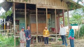 Anggota DPRD Kotim Hendra Sia (berbaju putih) saat melakukan kunjugan kerja atau reses ke dapilnya menemukan rumah dinas guru tak layak huni