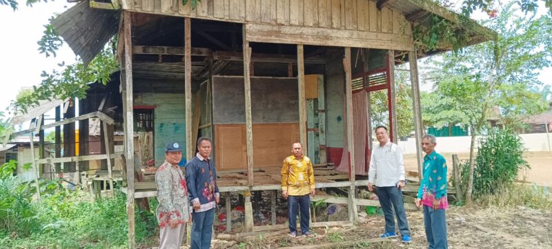 Anggota DPRD Kotim Hendra Sia (berbaju putih) saat melakukan kunjugan kerja atau reses ke dapilnya menemukan rumah dinas guru tak layak huni