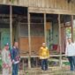 Anggota DPRD Kotim Hendra Sia (berbaju putih) saat melakukan kunjugan kerja atau reses ke dapilnya menemukan rumah dinas guru tak layak huni