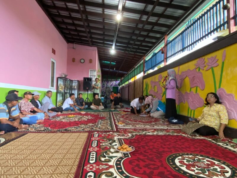 Kegiatan penyuluhan kesehatan terkait penyebaran penyakit DBD. Kegiatan ini disertai kehadiran anggota DPRD Kotim Dadang Siswanto