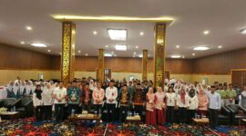 FOTO: Bersama para siswa sebagai peserta pembekalan serta narasumber. (IST)