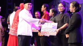 FOTO: Gubernur Provinsi Kalteng H.Sugianto Sabran saat nenyerahanka. Bantuan secara simbolis kepada perwakilan Pendeta, Pastur, hamba Tuhan dan jemaat usai acara Bermazmur di Kabupaten Gunung Mas, yang dipusatkan di area Stadion Mini Kuala Kurun, Jumat (20/9) malam. (IST)