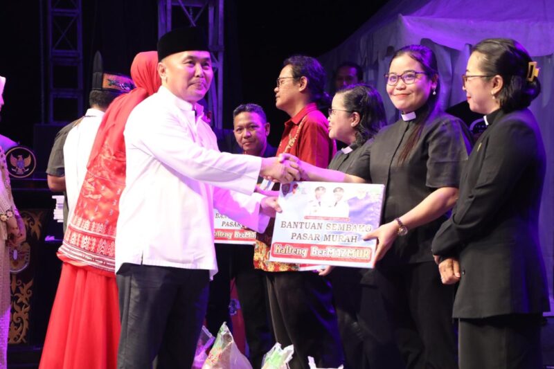 FOTO: Gubernur Provinsi Kalteng H.Sugianto Sabran saat nenyerahanka. Bantuan secara simbolis kepada perwakilan Pendeta, Pastur, hamba Tuhan dan jemaat usai acara Bermazmur di Kabupaten Gunung Mas, yang dipusatkan di area Stadion Mini Kuala Kurun, Jumat (20/9) malam. (IST)