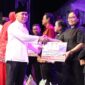 FOTO: Gubernur Provinsi Kalteng H.Sugianto Sabran saat nenyerahanka. Bantuan secara simbolis kepada perwakilan Pendeta, Pastur, hamba Tuhan dan jemaat usai acara Bermazmur di Kabupaten Gunung Mas, yang dipusatkan di area Stadion Mini Kuala Kurun, Jumat (20/9) malam. (IST)