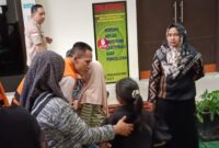 Tokoh MWC NU Antang Kalang, Muhadi, saat melepas rindu pada keluarganya sebelum menjalani persidangan di Pengadilan Negeri Sampit , Rabu 25 September 2024