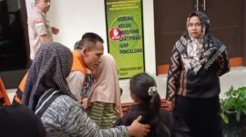 Tokoh MWC NU Antang Kalang, Muhadi, saat melepas rindu pada keluarganya sebelum menjalani persidangan di Pengadilan Negeri Sampit , Rabu 25 September 2024