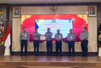FOTO: Kepala Lapas Kelas IIB Sampit Meldy Putera menerima penghargaan akun media sosial terbaik. (FOTO: IST)