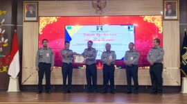 FOTO: Kepala Lapas Kelas IIB Sampit Meldy Putera menerima penghargaan akun media sosial terbaik. (FOTO: IST)