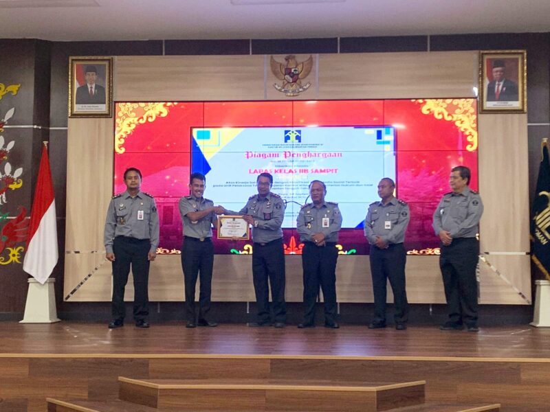 FOTO: Kepala Lapas Kelas IIB Sampit Meldy Putera menerima penghargaan akun media sosial terbaik. (FOTO: IST)