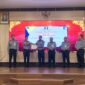 FOTO: Kepala Lapas Kelas IIB Sampit Meldy Putera menerima penghargaan akun media sosial terbaik. (FOTO: IST)