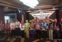 FOTO: Ketua Dekranasda Provinsi Kalimantan Tengah Ivo Sugianto Sabran bersama jajaran pimpinan Bank Kalteng dan peserta Award. (IST)