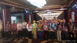 FOTO: Ketua Dekranasda Provinsi Kalimantan Tengah Ivo Sugianto Sabran bersama jajaran pimpinan Bank Kalteng dan peserta Award. (IST)