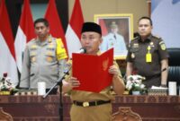 FOTO: Gubernur Provinsi Kalteng H. Sugianto Sabran saat mengukuhkan Penjabat Sementara Bupati Kabupaten Kotim H.Shalahuddin yang dilaksanakan di Aula Jayang Tingang LT. I Kantor Gubernur Kalteng, Rabu (25/9). (IST)