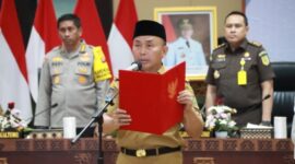 FOTO: Gubernur Provinsi Kalteng H. Sugianto Sabran saat mengukuhkan Penjabat Sementara Bupati Kabupaten Kotim H.Shalahuddin yang dilaksanakan di Aula Jayang Tingang  LT. I Kantor Gubernur Kalteng, Rabu (25/9). (IST)