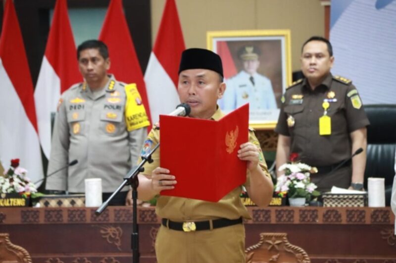FOTO: Gubernur Provinsi Kalteng H. Sugianto Sabran saat mengukuhkan Penjabat Sementara Bupati Kabupaten Kotim H.Shalahuddin yang dilaksanakan di Aula Jayang Tingang  LT. I Kantor Gubernur Kalteng, Rabu (25/9). (IST)