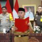 FOTO: Gubernur Provinsi Kalteng H. Sugianto Sabran saat mengukuhkan Penjabat Sementara Bupati Kabupaten Kotim H.Shalahuddin yang dilaksanakan di Aula Jayang Tingang  LT. I Kantor Gubernur Kalteng, Rabu (25/9). (IST)