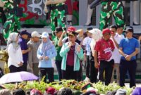 FOTO: Gubernur Kalimantan Tengah Sugianto Sabran saat membuka pasar murah di Bundaran Besar Palangkaraya. (IST)