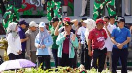 FOTO: Gubernur Kalimantan Tengah Sugianto Sabran saat membuka pasar murah di Bundaran Besar Palangkaraya. (IST)