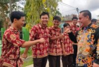 FOTO : Keakraban Bupati Kotawaringin Timur Halikinnor kepada pelajar sekolah. (IST)