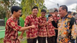 FOTO : Keakraban Bupati Kotawaringin Timur Halikinnor kepada pelajar sekolah. (IST)