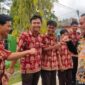 FOTO : Keakraban Bupati Kotawaringin Timur Halikinnor kepada pelajar sekolah. (IST)