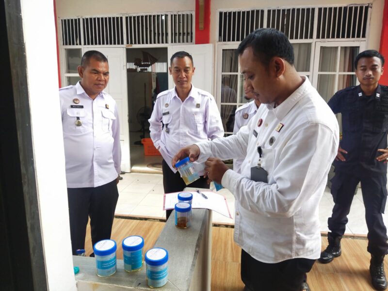 Tes urin rutin dilakukan Lapas Kelas II Sampit, sebagai bentuk tegas pemberantasan penyalahgunaan narkoba