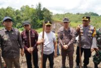 FOTO : Gubernur saat melakukan penanaman perdana padi Gogo di Desa Belangi Laung Tuhup. (IST)