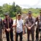 FOTO : Gubernur saat melakukan penanaman perdana padi Gogo di Desa Belangi Laung Tuhup. (IST)