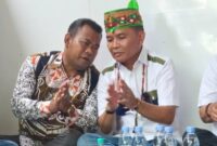 Calon Gubernur Kalteng Agustiar Sabran saat berdiskusi dengan Ketua Harian Tim Kampaye Koalisi Huma Betang, Susilo di sela-sela kegiatan silaturahim dengan masyarakat.