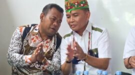 Calon Gubernur Kalteng Agustiar Sabran saat berdiskusi dengan Ketua Harian Tim Kampaye Koalisi Huma Betang, Susilo di sela-sela kegiatan silaturahim dengan masyarakat.
