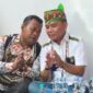 Calon Gubernur Kalteng Agustiar Sabran saat berdiskusi dengan Ketua Harian Tim Kampaye Koalisi Huma Betang, Susilo di sela-sela kegiatan silaturahim dengan masyarakat.
