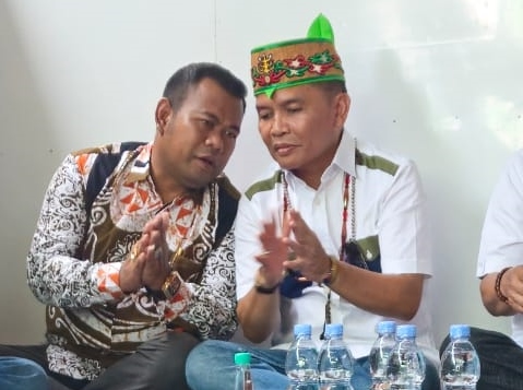Calon Gubernur Kalteng Agustiar Sabran saat berdiskusi dengan Ketua Harian Tim Kampaye Koalisi Huma Betang, Susilo di sela-sela kegiatan silaturahim dengan masyarakat.
