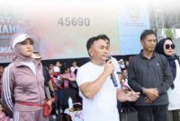 FOTO: Gubernur Kalimantan Tengah H. Sugianto Sabran saat memberikan sambutan pada masyarakat di Stadion Tiara Batara Muara Teweh. (IST)